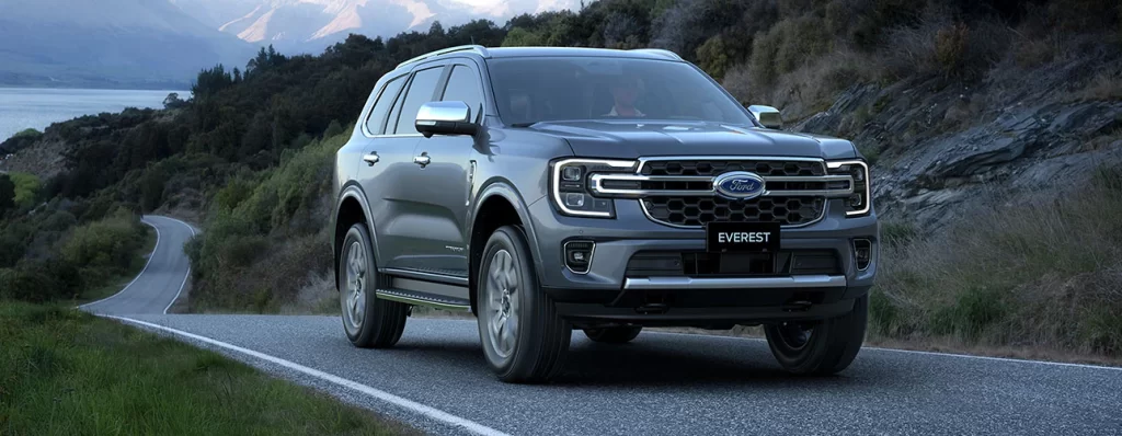 xe ford everest thế hệ mới trên đường