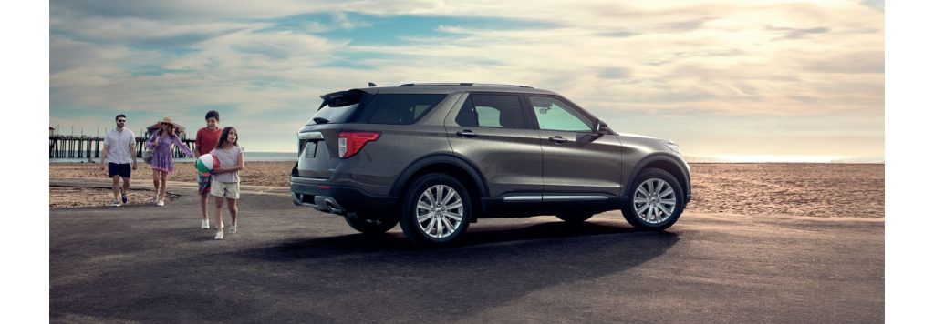 gia đình cùng xe Ford Explorer mới