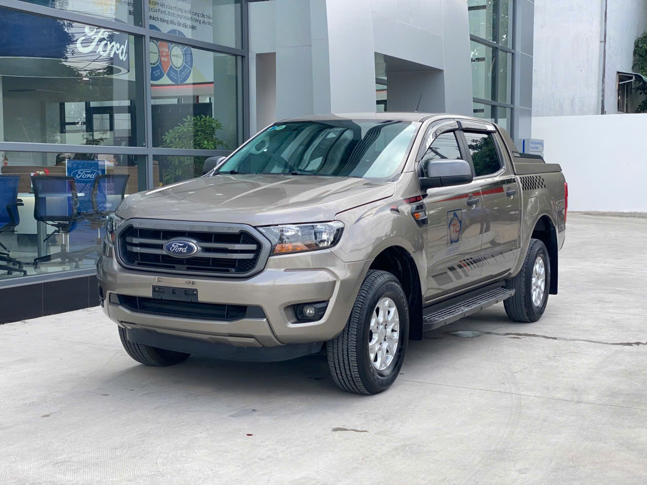 2 2 - Xe Ford Dĩ An