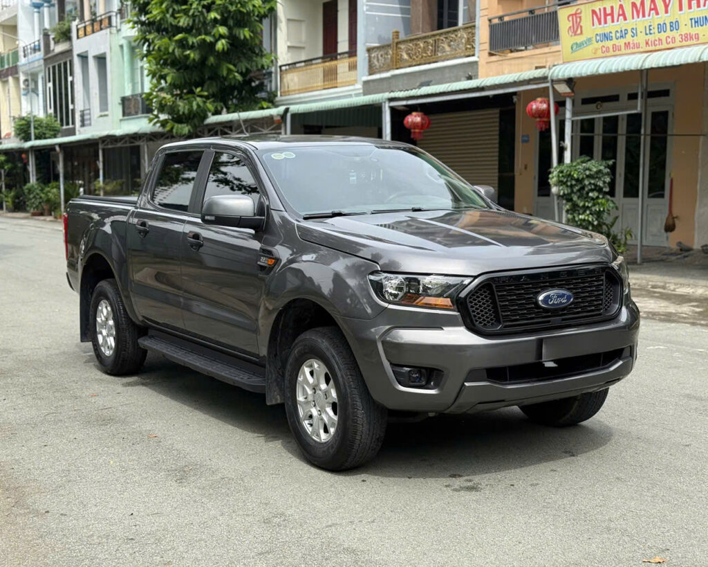 Ford Ranger 2022 màu xám nắp thùng cuộn